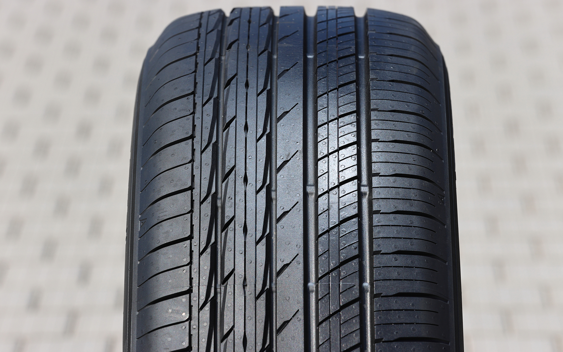 上質なクルージングの実現を目指し、環境性能を進化させたプレミアムコンフォートタイヤで、パターン設計にあたっては独自のタイヤ設計基盤技術「T-MODE（ティーモード）」を活用し、トレッドパターン内で機能を分担させる非対称パターンを採用したのが特徴の1つ。向かって左がOUT側、右がIN側