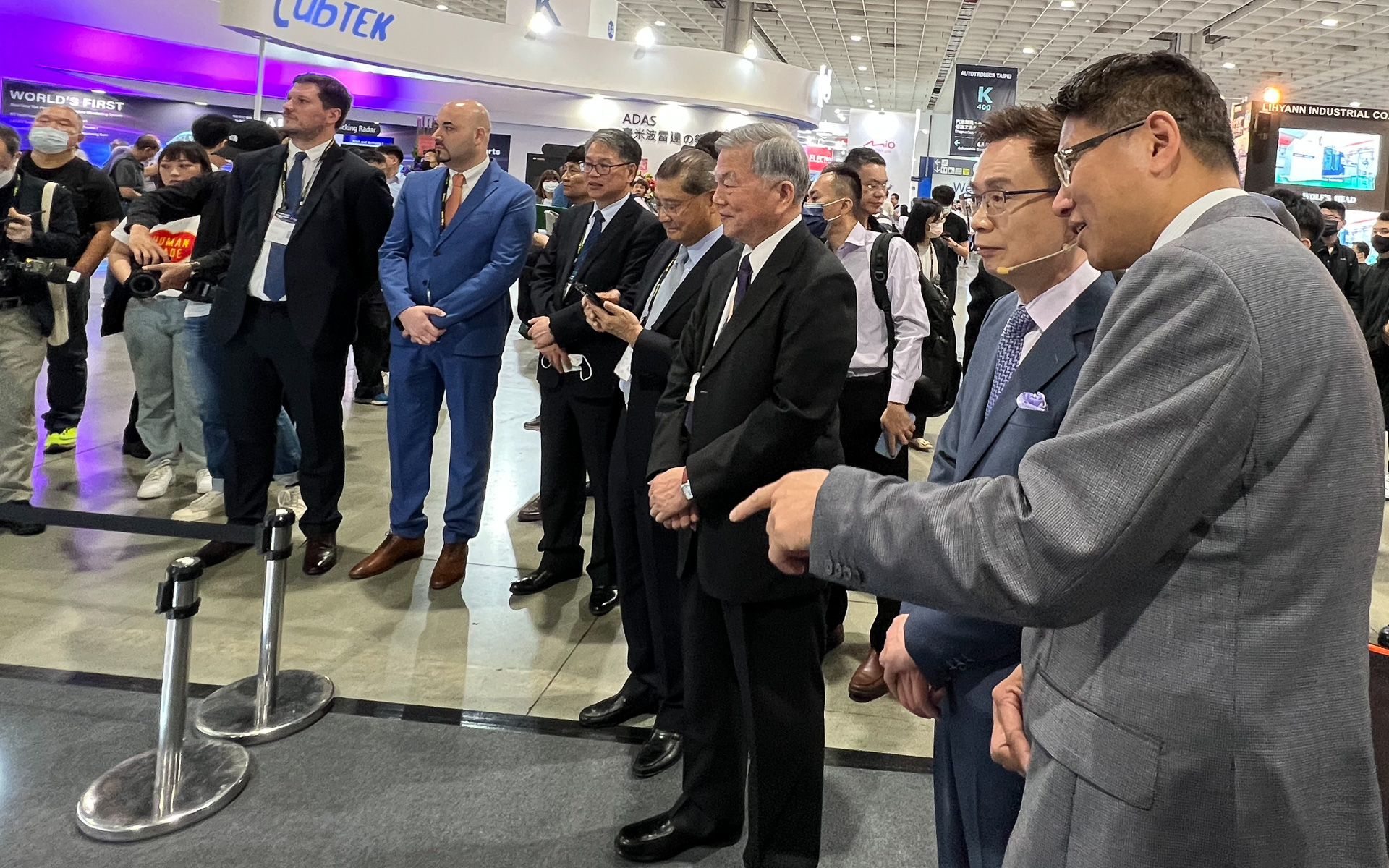 オープニングセレモニーを終えたメンバーも、ホンハイのブースへ