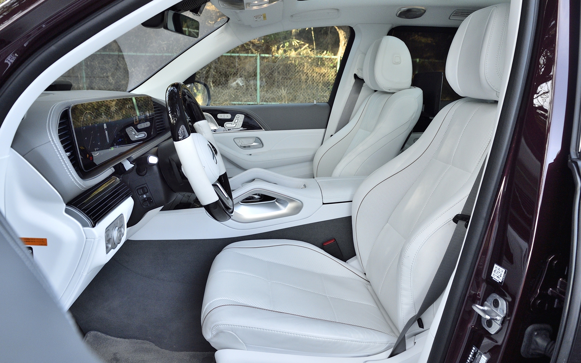 運転席と助手席もすべてがゴージャス