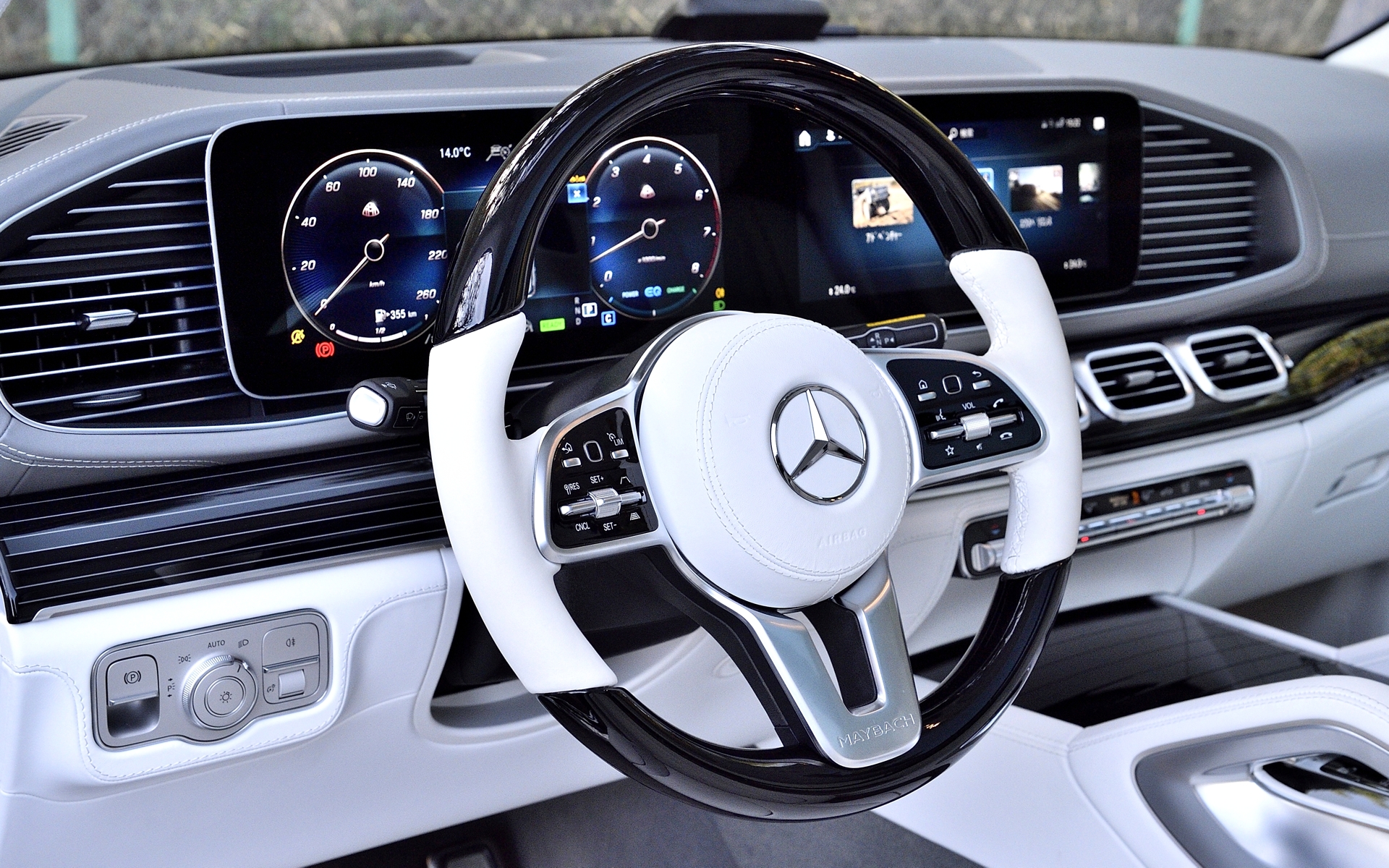 ステアリングは本革巻が標準だが、オプションでウッドステアリングも用意される