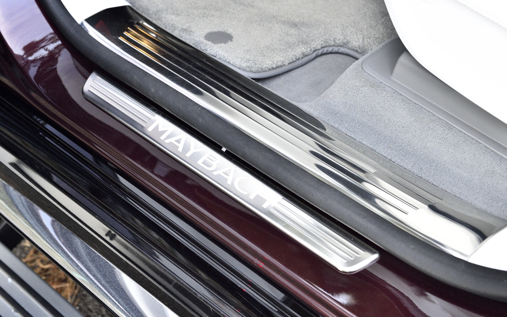 スカッフプレートにも「MYBACH」のロゴがあしらわれている