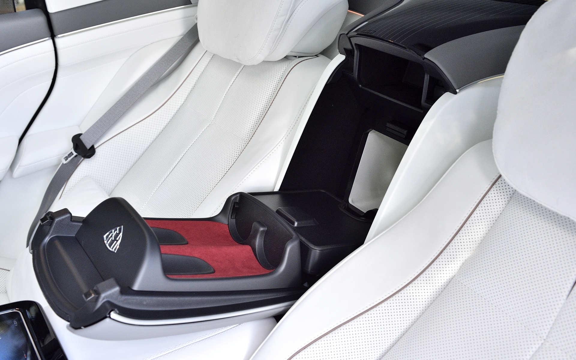 試乗車はグラスを積んでいなかったが、シャンパンを冷やす冷蔵庫に加え、シャンパングラスを収納するシステムも完備する