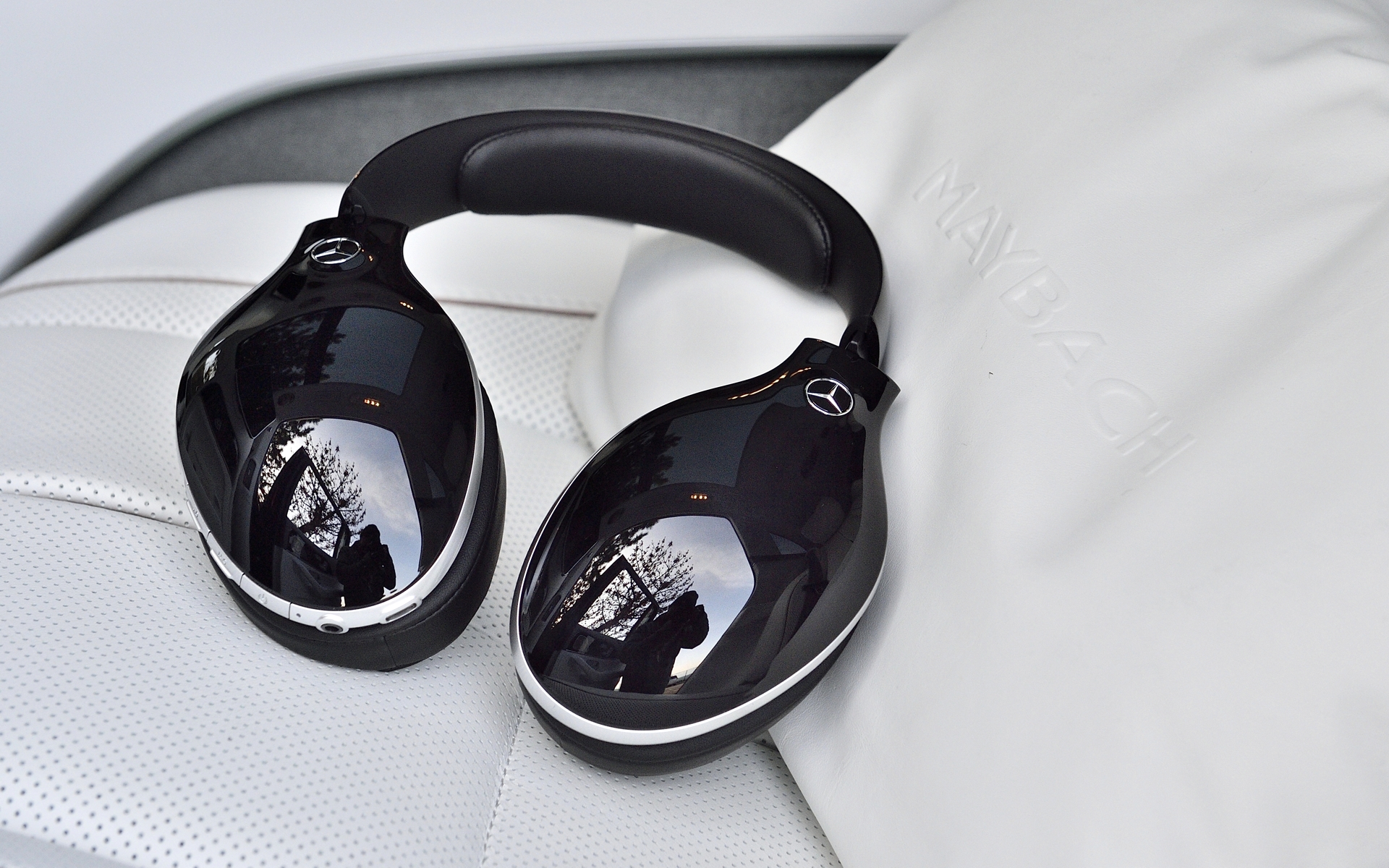 ワイヤレスヘッドフォンも2つ標準装備となる