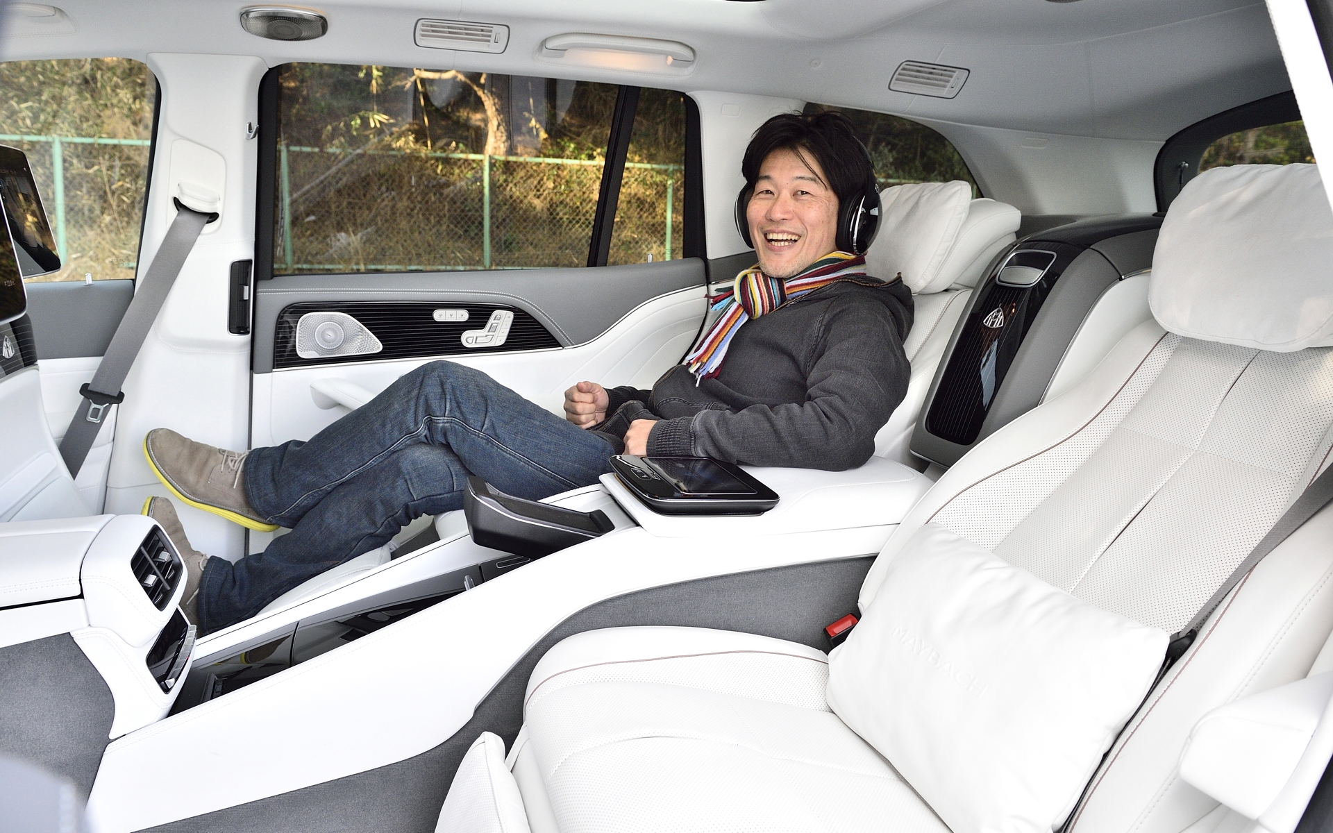 「自動車のレベルを超えたパーソナルな空間を実現するMBUXリアエンターテインメントシステム」と豪語するだけあって、もうゴージャスの度を越えていて笑うしかないです！