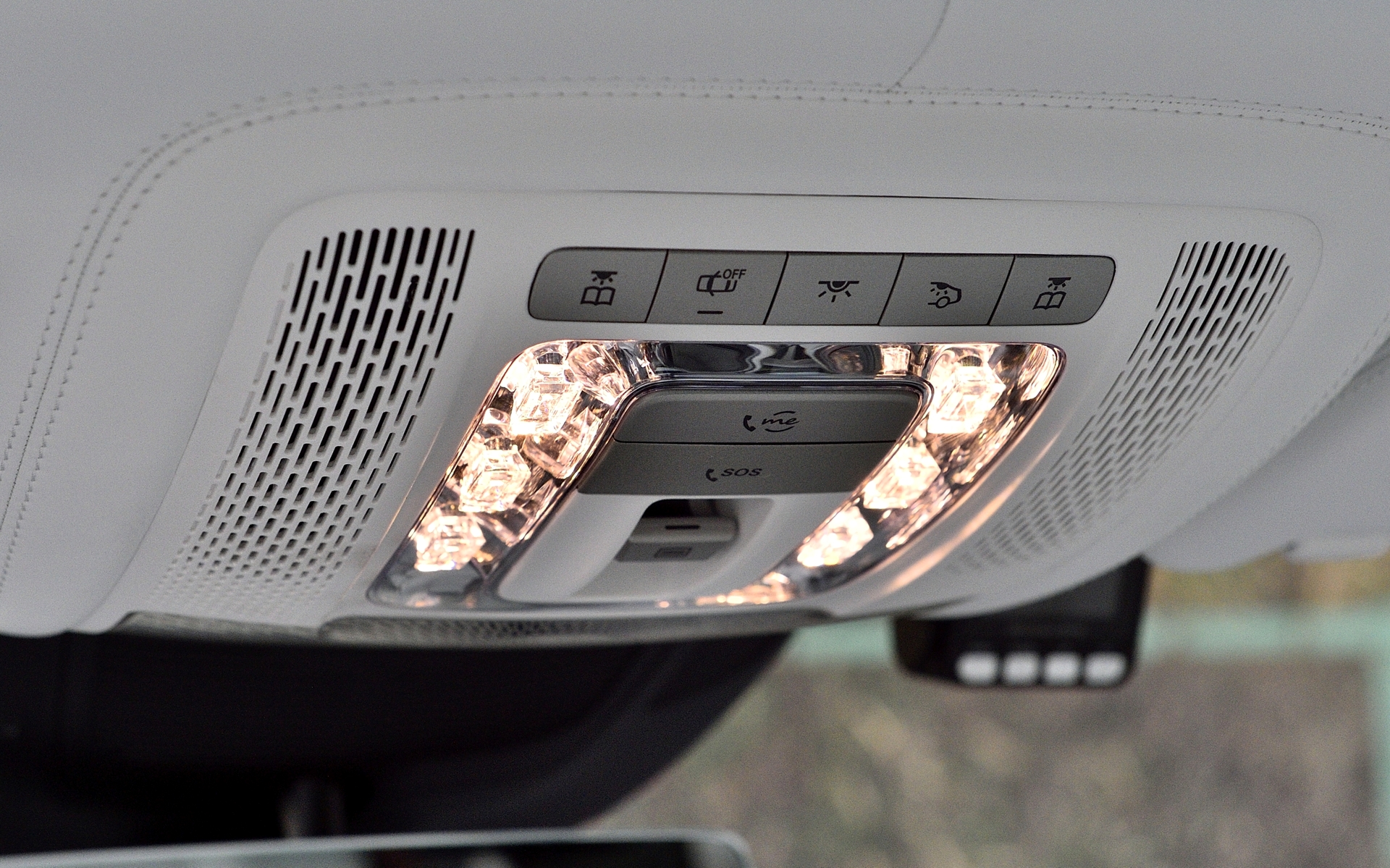 クリスタルに輝くルームランプ