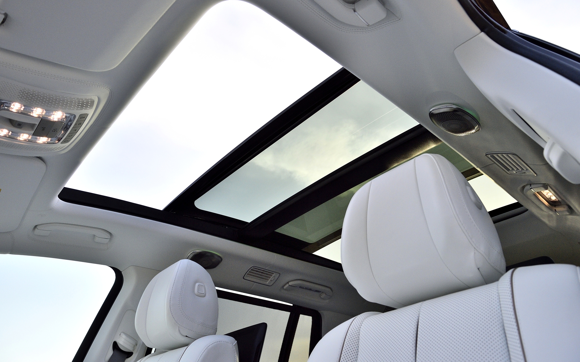 パノラミックスライディングルーフも標準装備となる