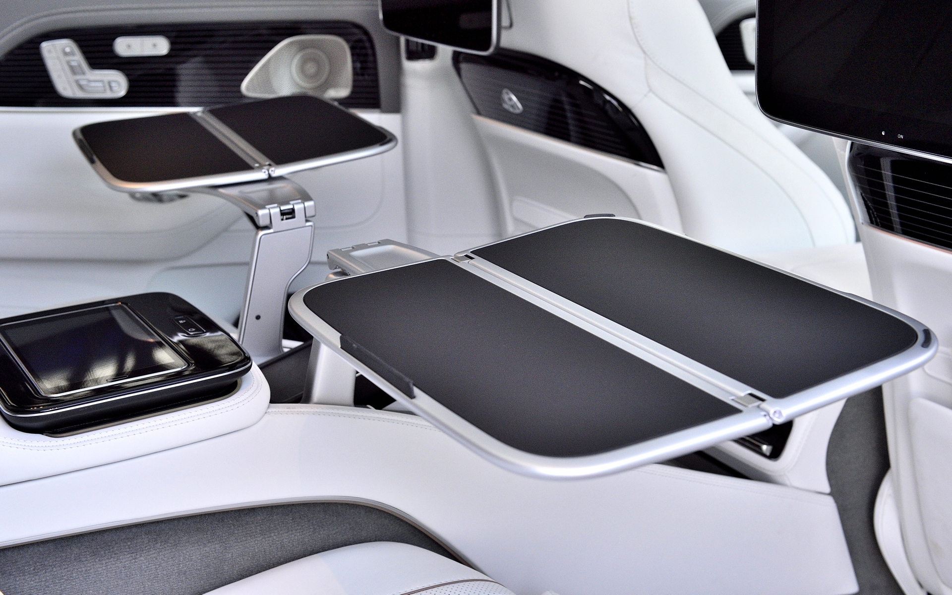 センターコンソールには折りたたみ式のテーブルが格納されていて、必要に応じて出すことができる