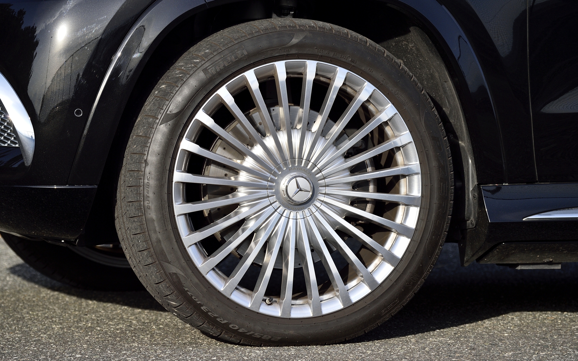 メルセデス・マイバッハ専用23インチマルチスポーク鍛造アルミホイールを装着。タイヤはピレリ「P ZERO」で、サイズはフロントが285/40R23、リアが325/35R23