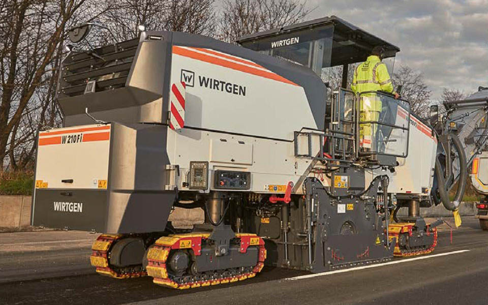 道路のひび割れや凸凹の補修工事のほか、鉱物の採掘、岩盤切削などで使用する、車両全長10m超えの大型建機「路面切削機 ER555F」（上）、「路面切削機 W210Fi」（下）が初登場