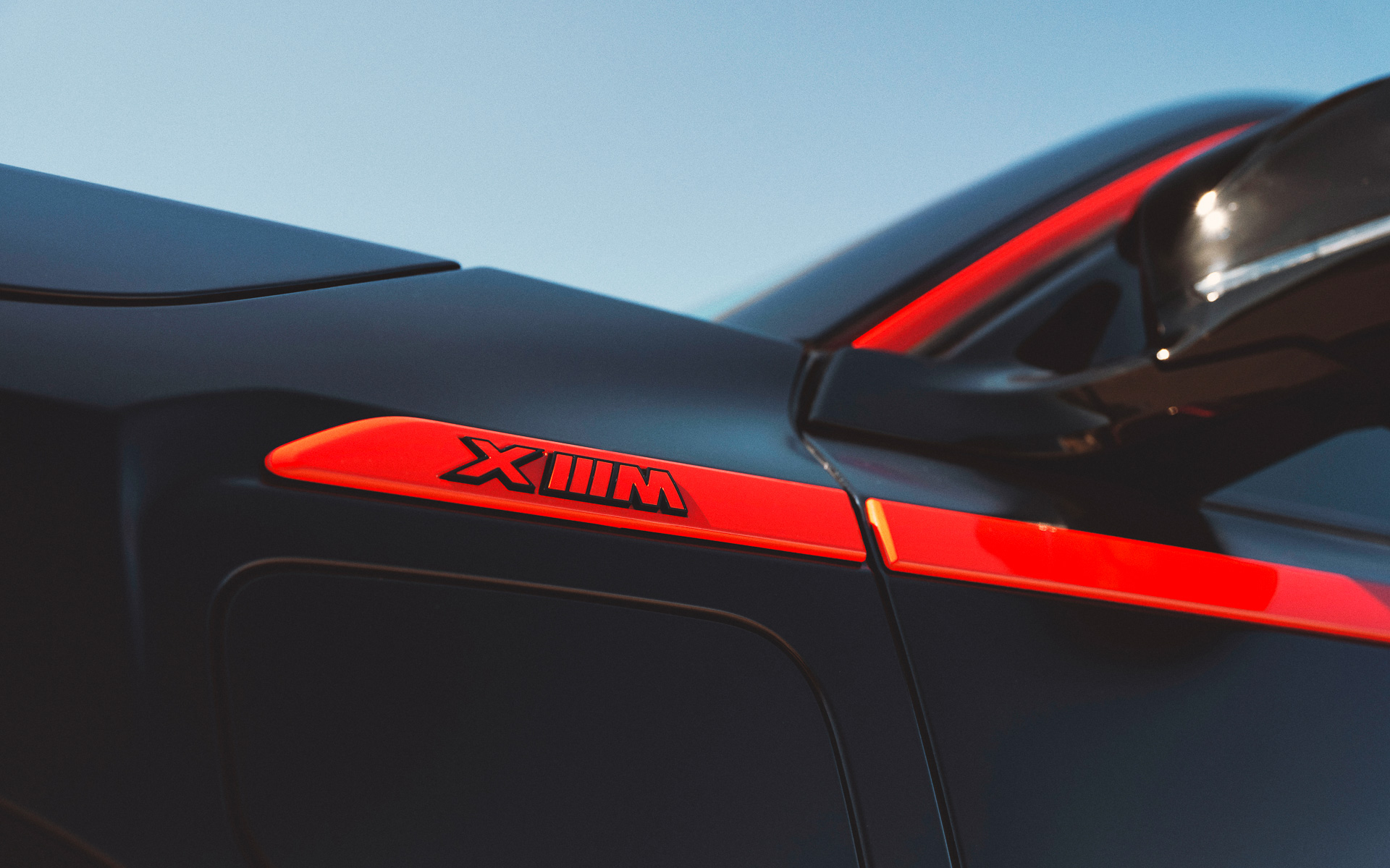 赤のアクセントカラーを使用することでスポーティさを強調