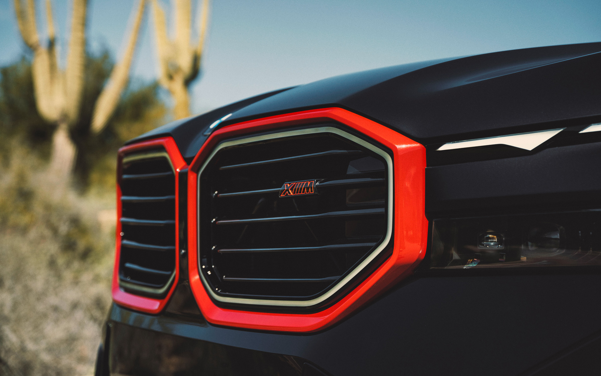 赤のアクセントカラーを使用することでスポーティさを強調