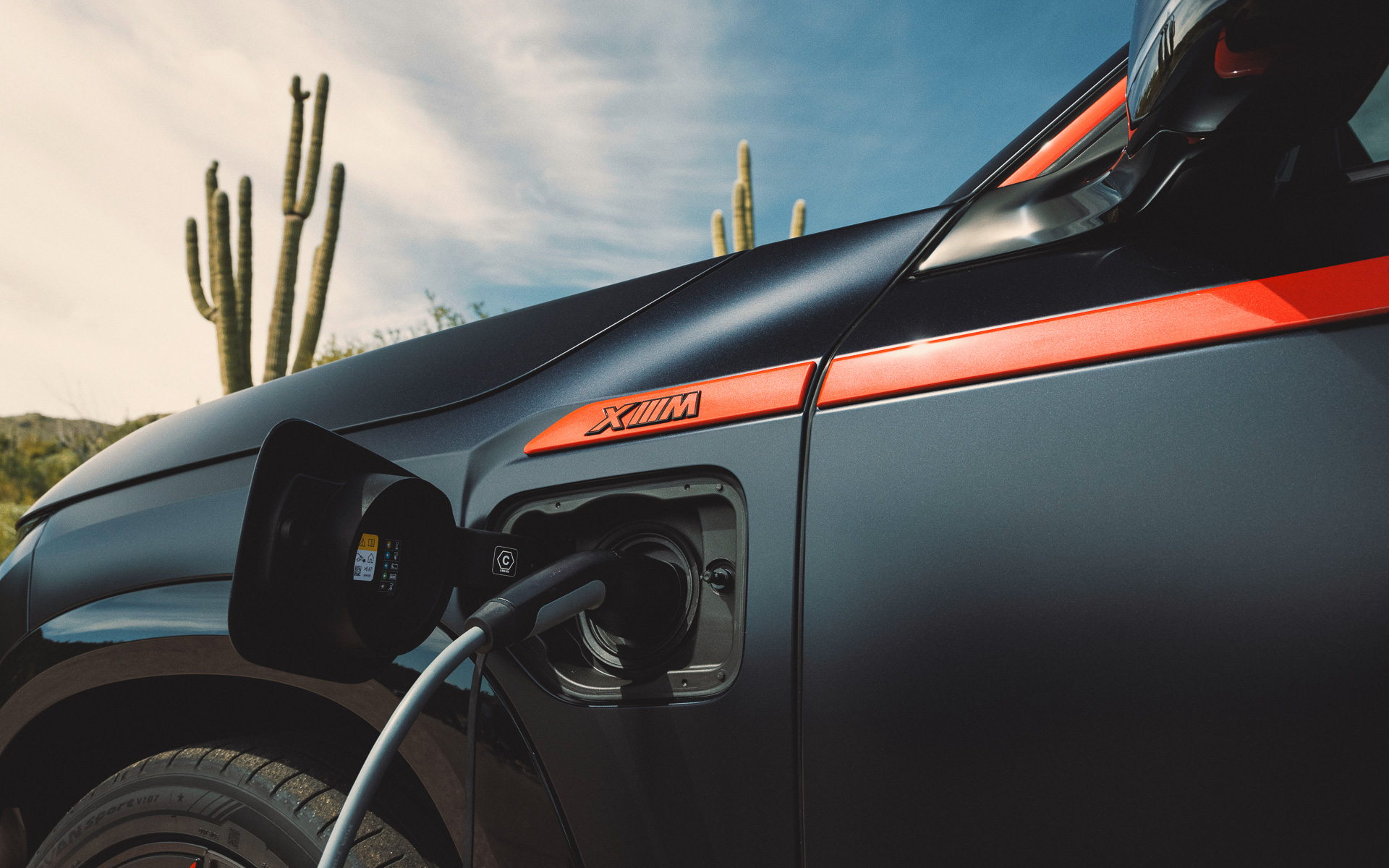 赤のアクセントカラーを使用することでスポーティさを強調