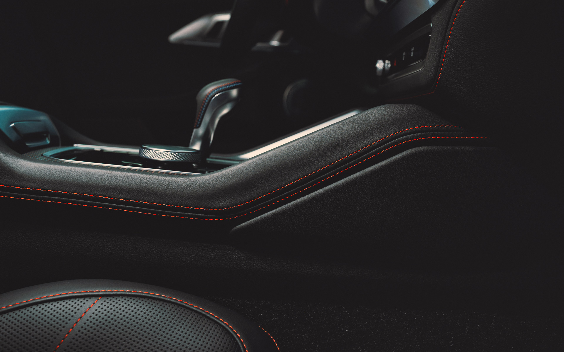 インテリアにも赤の挿し色が随所に使用される