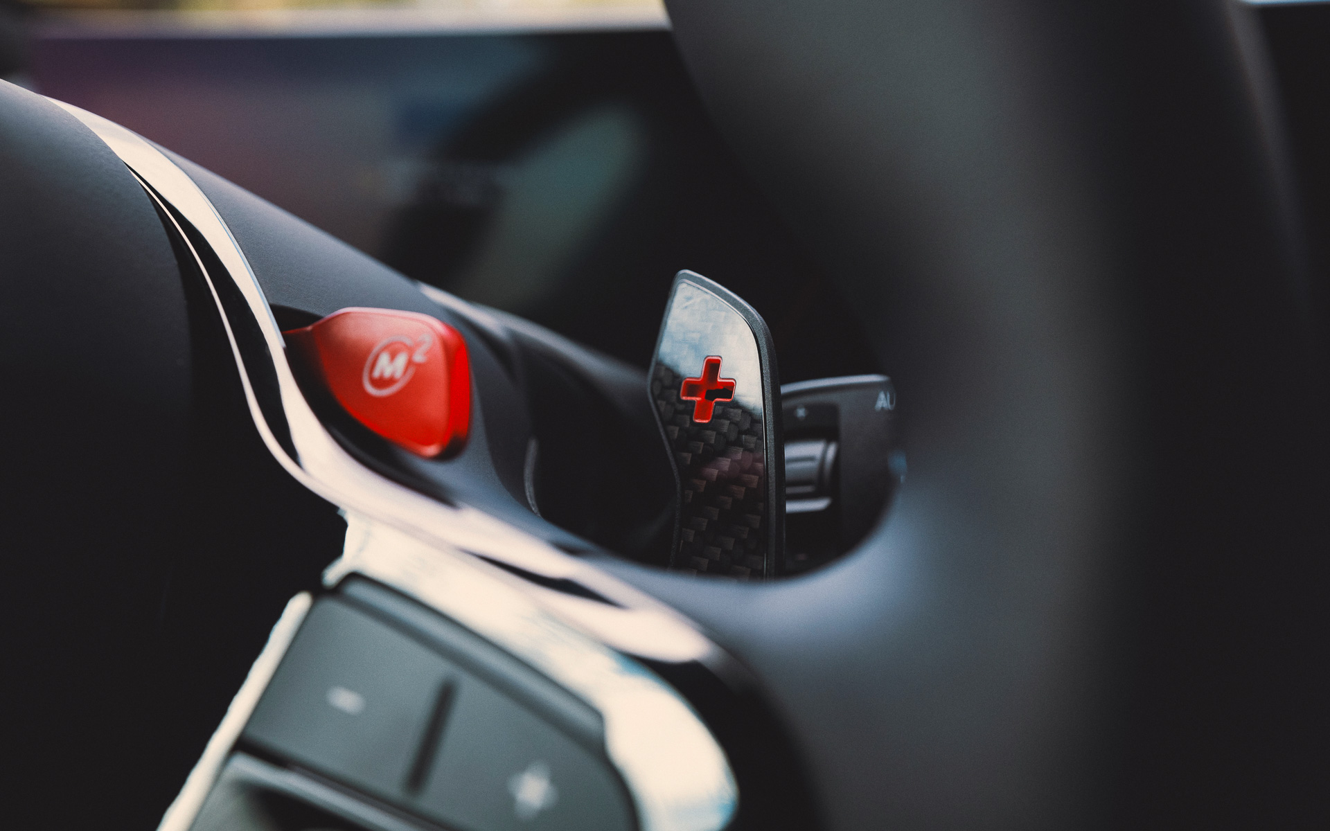 インテリアにも赤の挿し色が随所に使用される