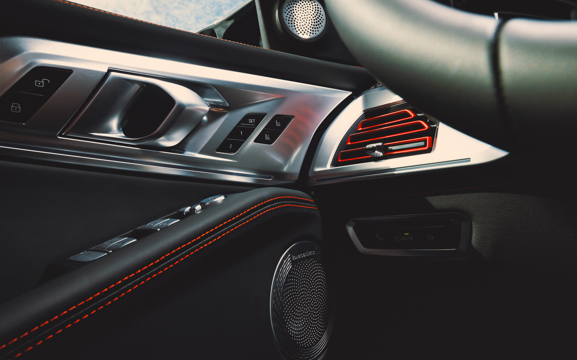 インテリアにも赤の挿し色が随所に使用される