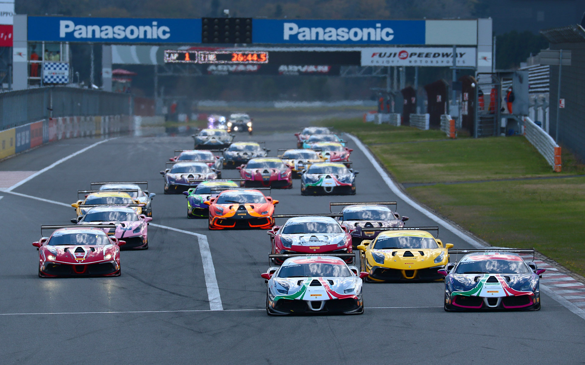 フェラーリ・チャレンジ・ジャパンシリーズのスタートの様子