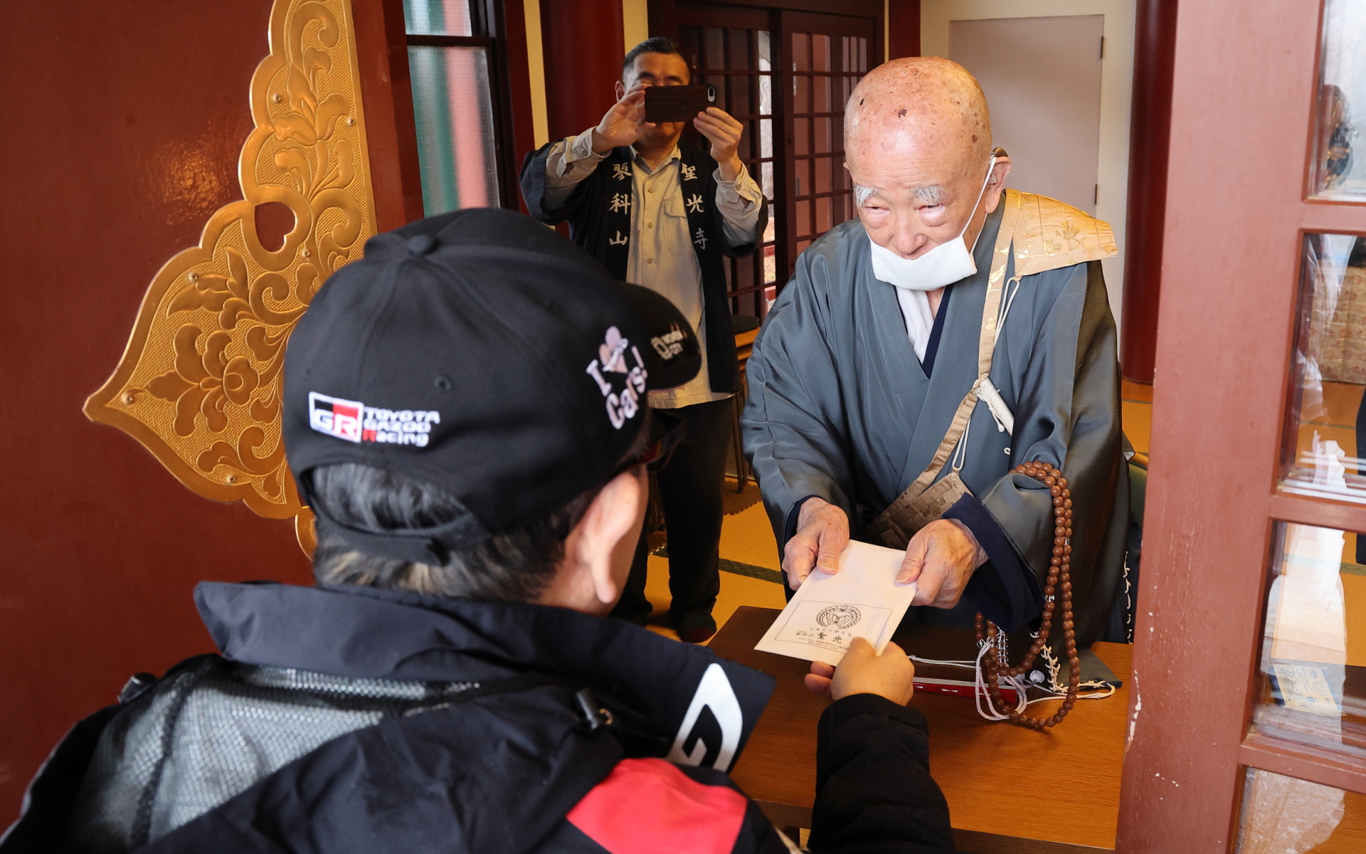 お守りを受け取る