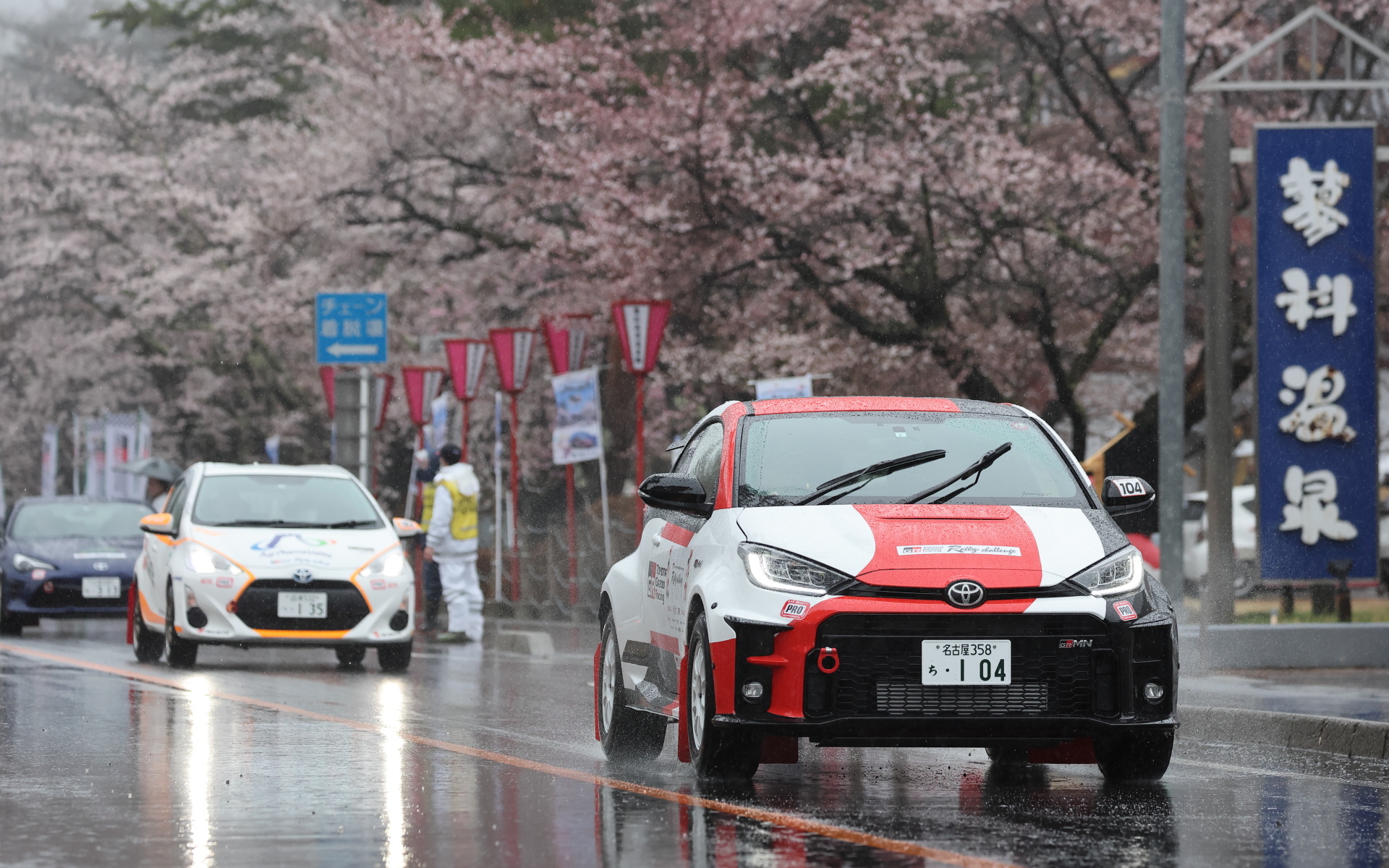 サクラの咲く蓼科の道路をレッキ中。開催前日は雨が降っていた