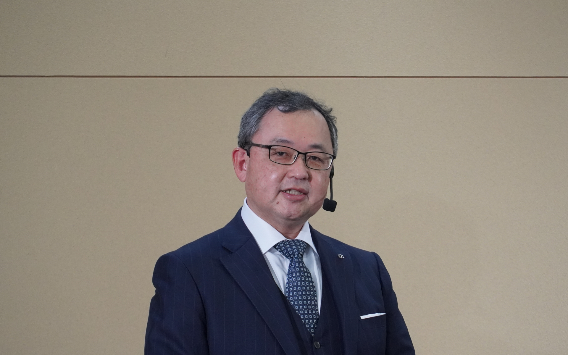 MX-30 e-SKYACTIV R-EVの前に立つマツダ株式会社 取締役専務執行役員 青山裕大氏