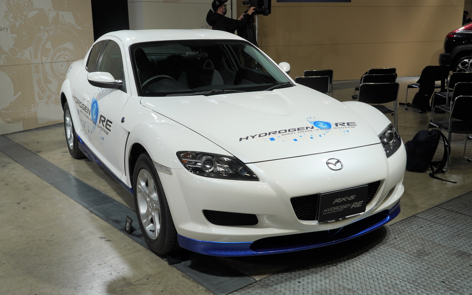 水素ロータリーエンジンを搭載する「RX-8」