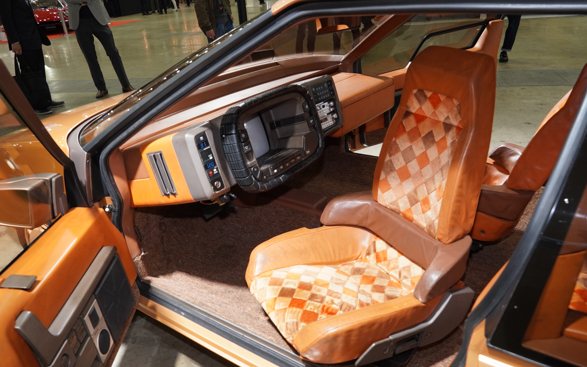 ステアリングホイールはメーターパネルの周囲にあるベルト状のもの