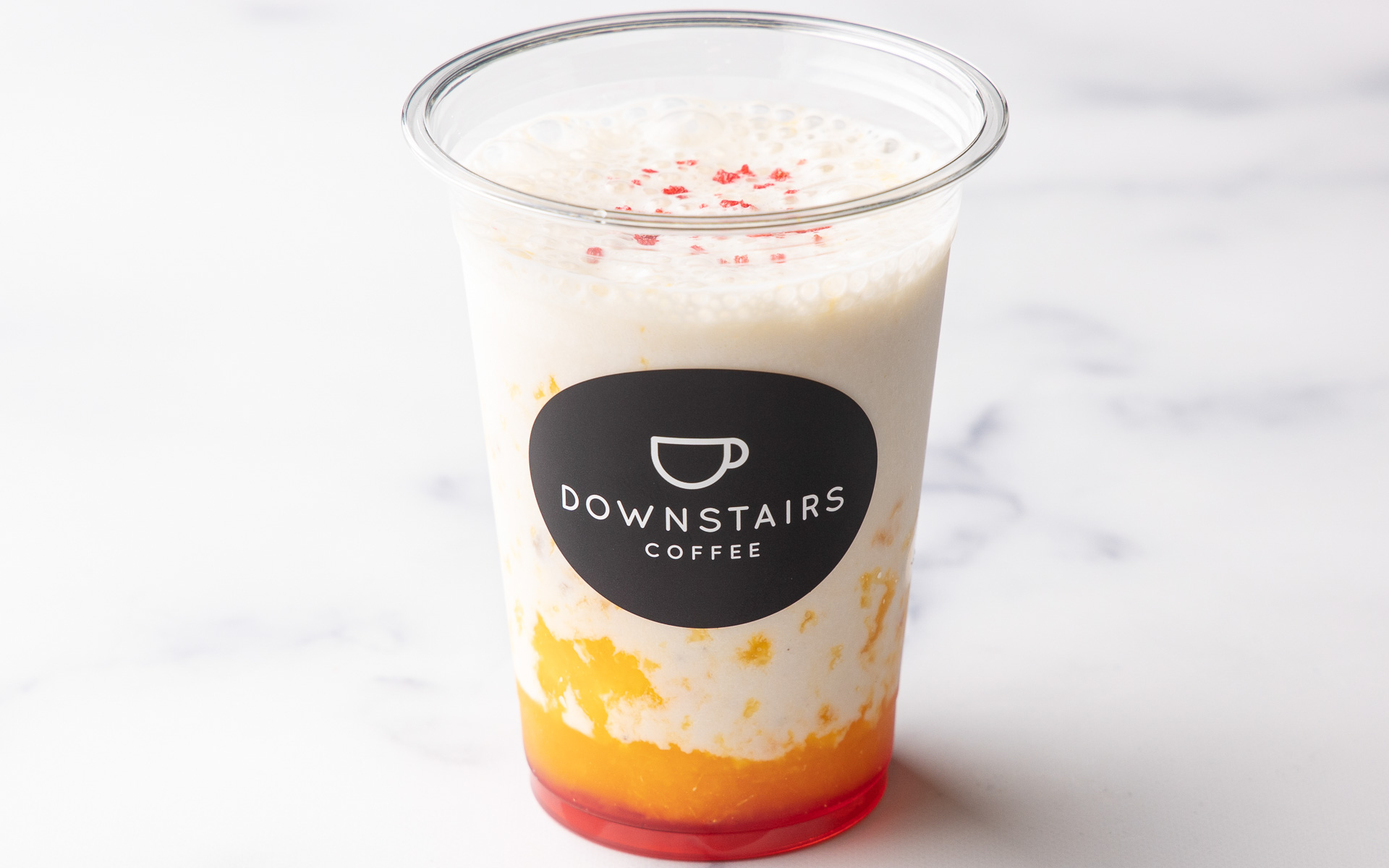 レトロとモダンが交差する喫茶店「メルセデスイーキューカフェ」では、大阪名物のミックスジュースをはじめ、ほろ苦いコーヒーや昔ながらのプリン、子供心を思い出すクリームソーダやフルーツサンドなどを提供。営業期間は4月26日～8月31日、営業時間は9時～20時/L.O.19時30分。