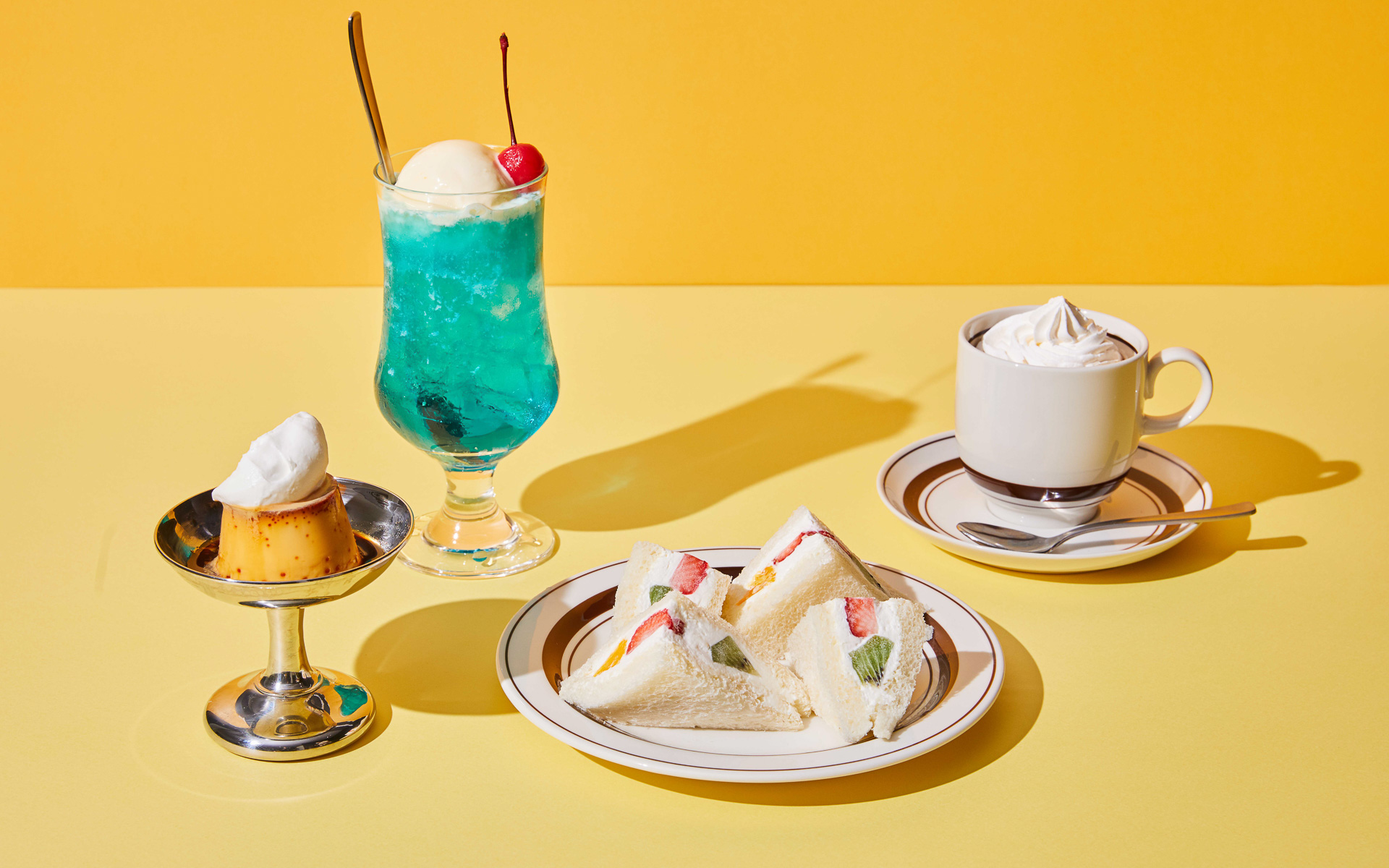 レトロとモダンが交差する喫茶店「メルセデスイーキューカフェ」では、大阪名物のミックスジュースをはじめ、ほろ苦いコーヒーや昔ながらのプリン、子供心を思い出すクリームソーダやフルーツサンドなどを提供。営業期間は4月26日～8月31日、営業時間は9時～20時/L.O.19時30分。