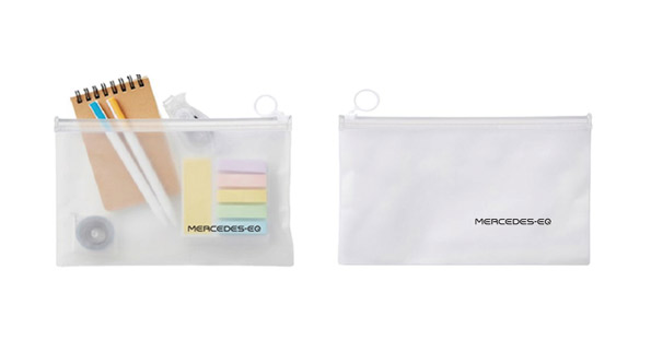 試乗するともらえる「Mercedes EQ クリアポーチ」（数に限りあり。なくなり次第終了）