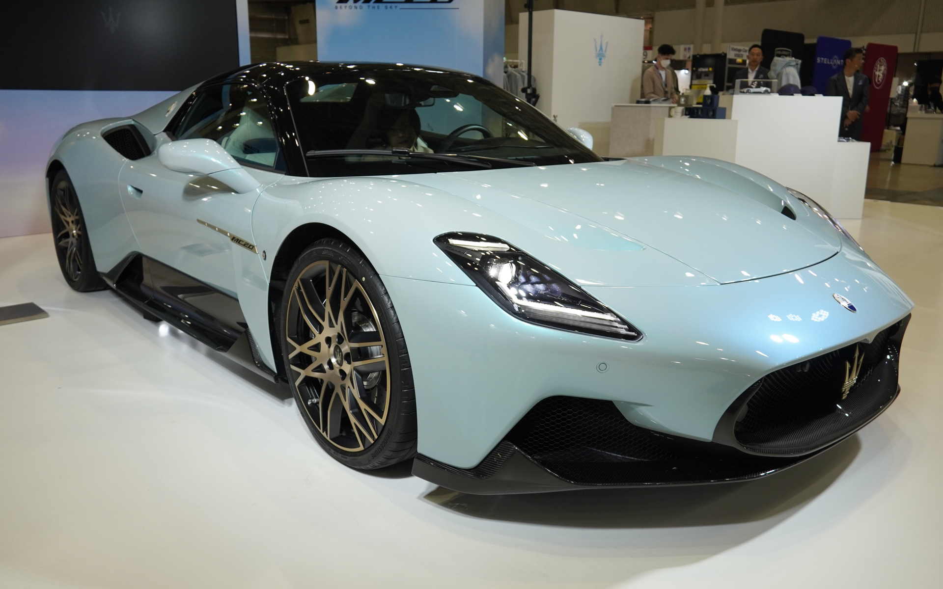 MC20 チェロ プリマセリエ ローンチ エディション。ボディカラーはアクアマリーナでプリマセリエ（Primaserie）専用の外装をまとう