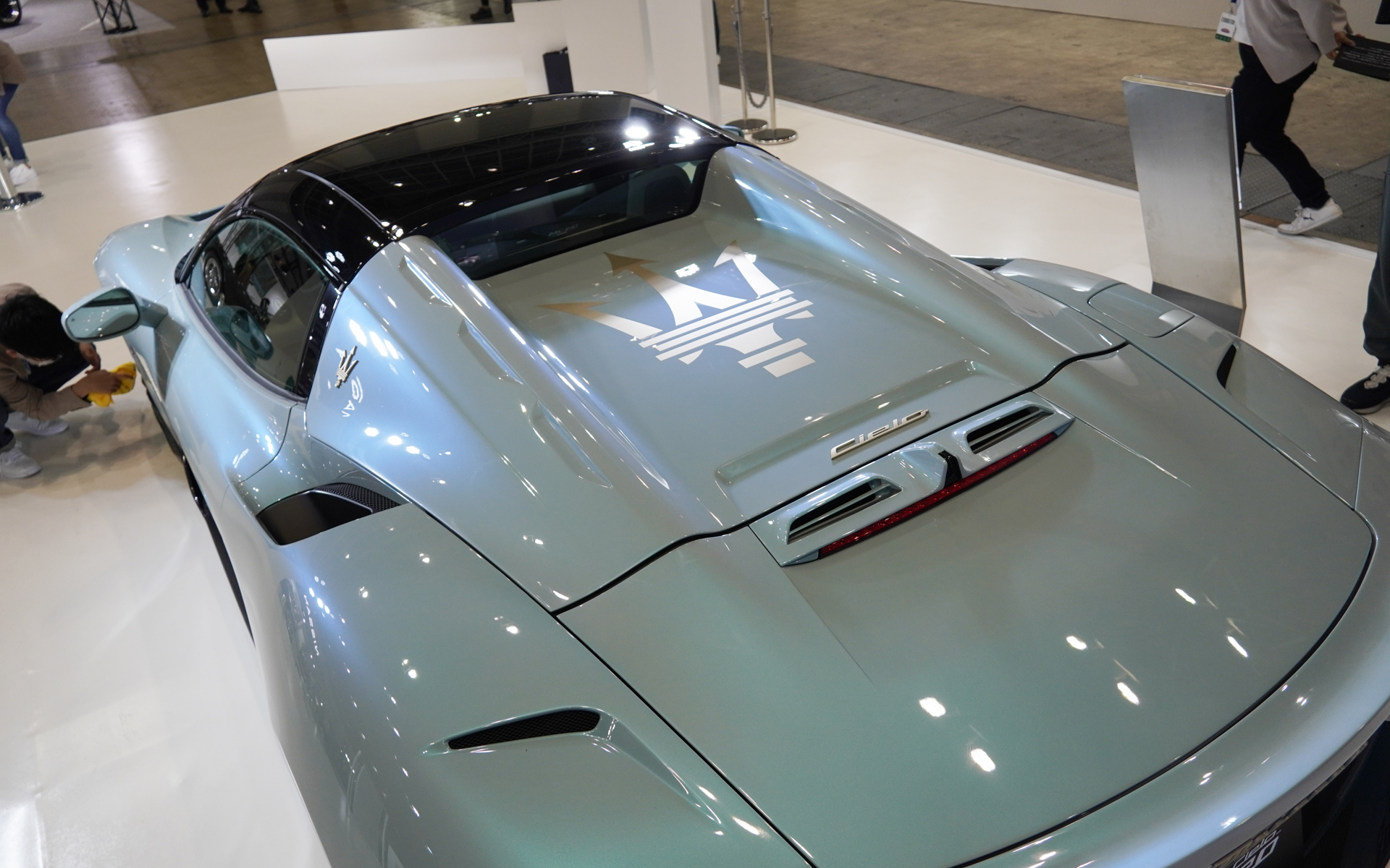 トノカバーに大きなトライデントが。バッヂはゴールドの特別仕上げとなる