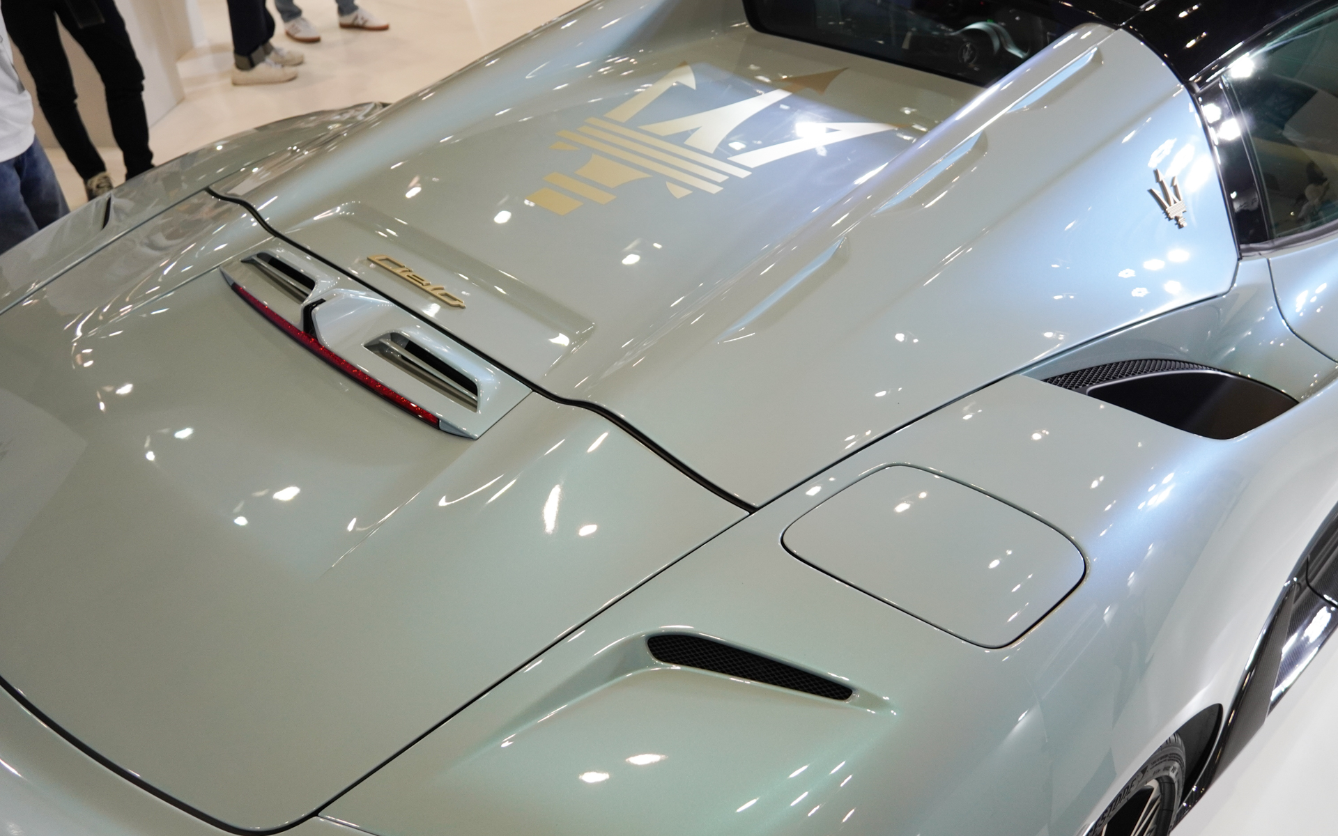 トノカバーに大きなトライデントが。バッヂはゴールドの特別仕上げとなる