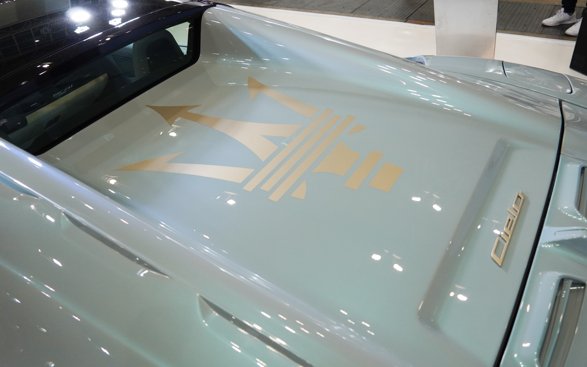 トノカバーに大きなトライデントが。バッヂはゴールドの特別仕上げとなる