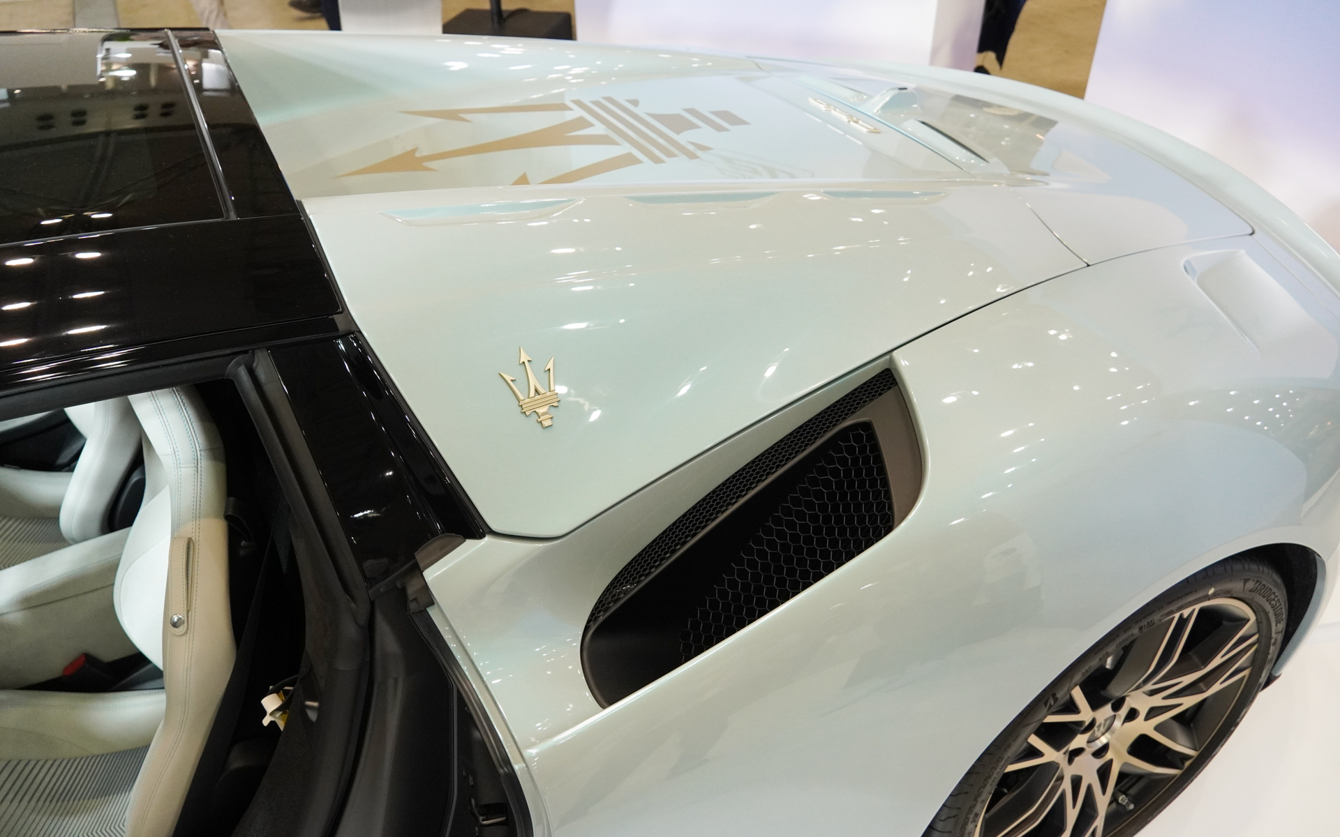 トノカバーに大きなトライデントが。バッヂはゴールドの特別仕上げとなる