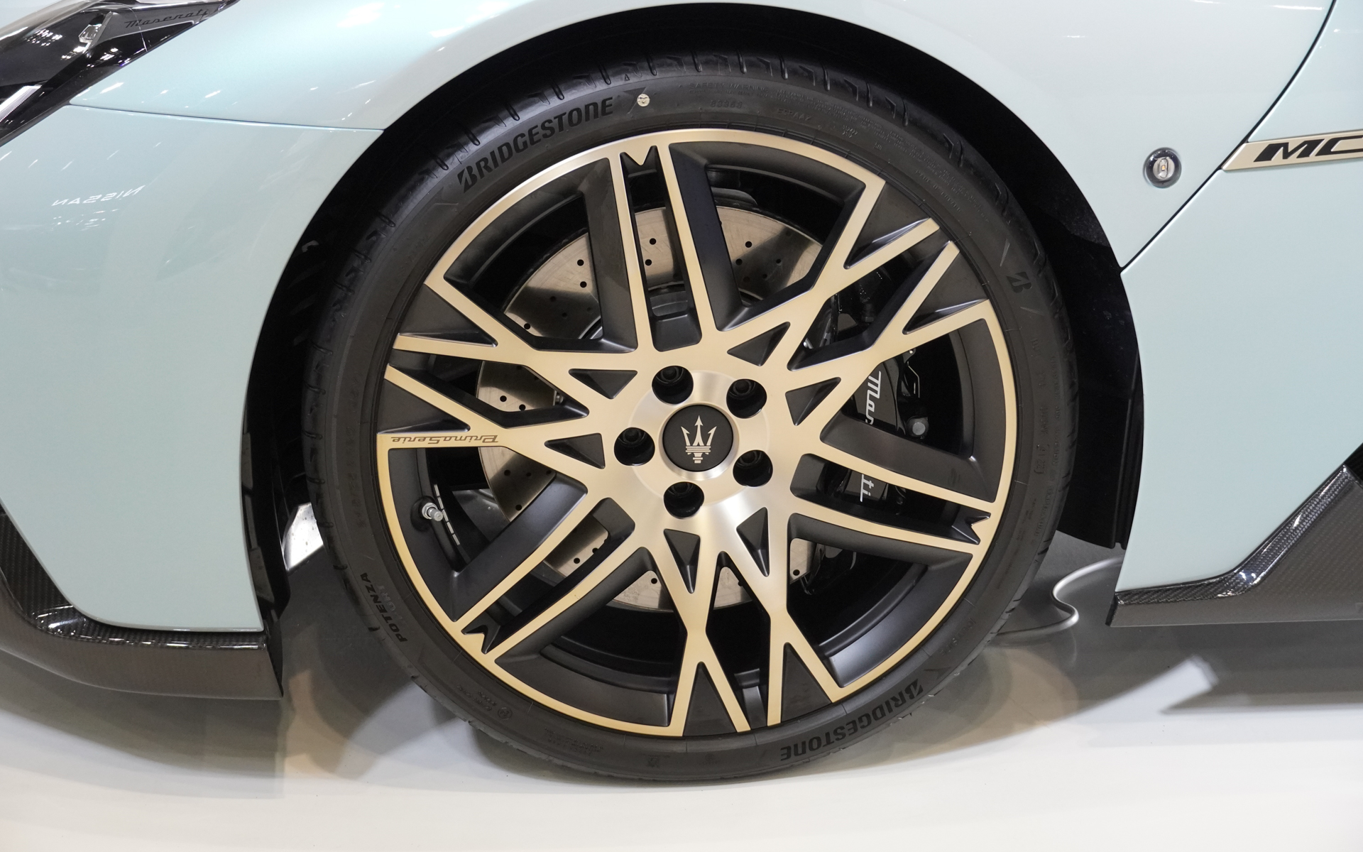 足下は新デザインとなる20インチのネロ・マット（マットブラック）のホイールを採用し、特徴的なホワイトゴールドで「PrimaSerie」の文字がレーザー彫刻される。