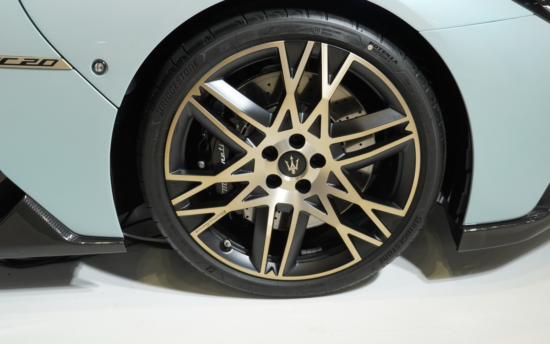 足下は新デザインとなる20インチのネロ・マット（マットブラック）のホイールを採用し、特徴的なホワイトゴールドで「PrimaSerie」の文字がレーザー彫刻される。