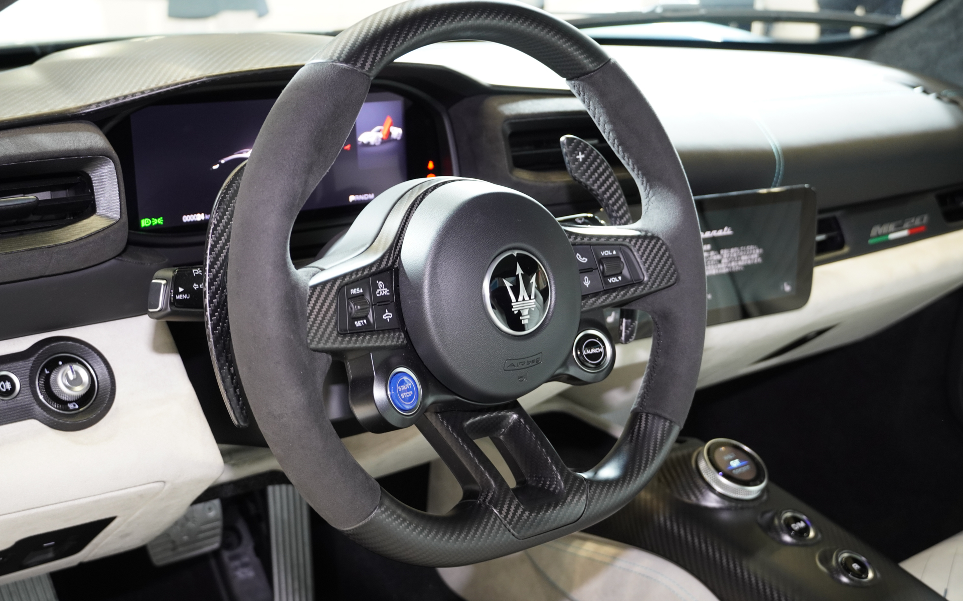 インテリアには10インチパネルを2台設置。中央に配置された1つ目はコクピット用、2つ目はMaserati Touch Control Plus（MTC Plus MIA）用
