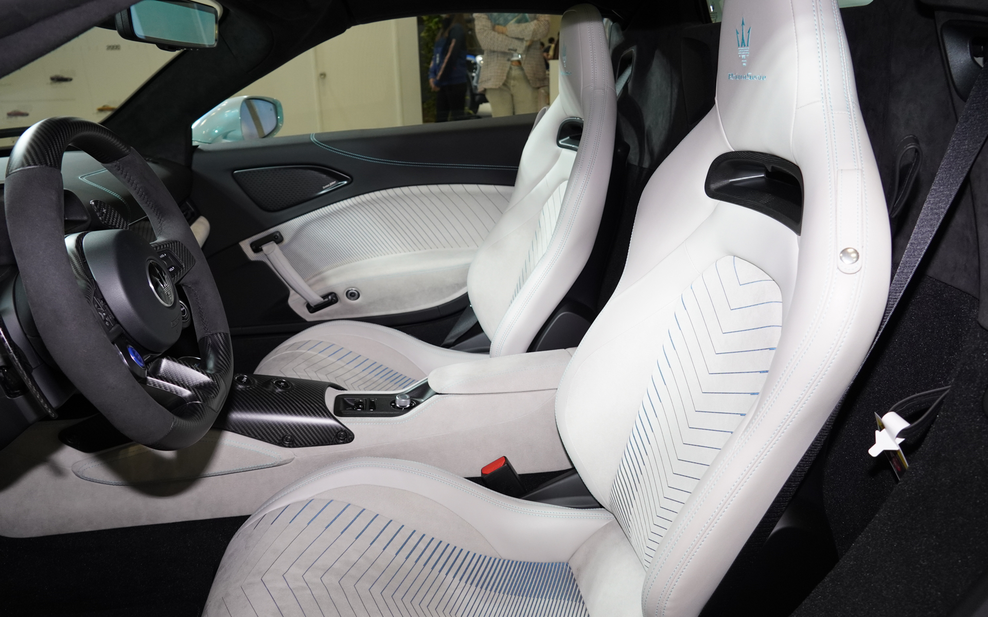 インテリアには10インチパネルを2台設置。中央に配置された1つ目はコクピット用、2つ目はMaserati Touch Control Plus（MTC Plus MIA）用