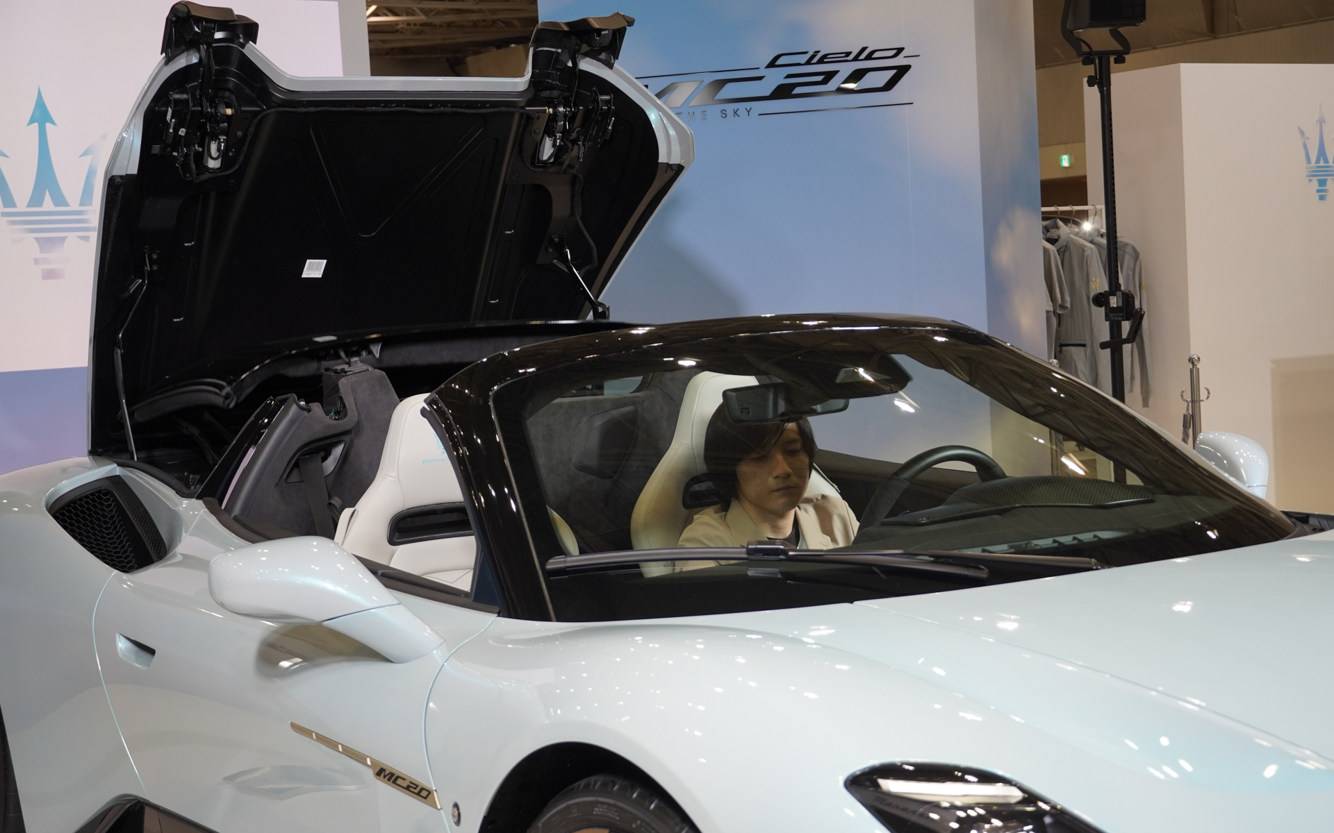 ルーフトップが後方に収納される