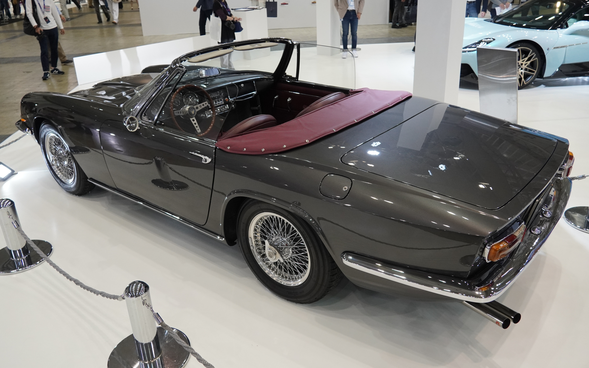 特別にオーナーから借りてきたというマセラティ ミストラル スパイダー