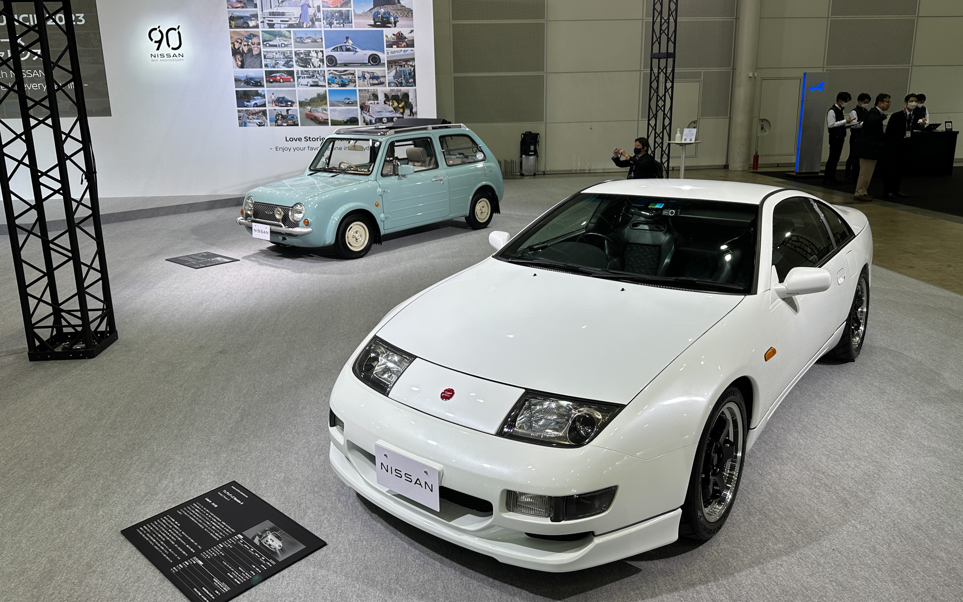 パオ（奥）とフェアレディZ（手前）