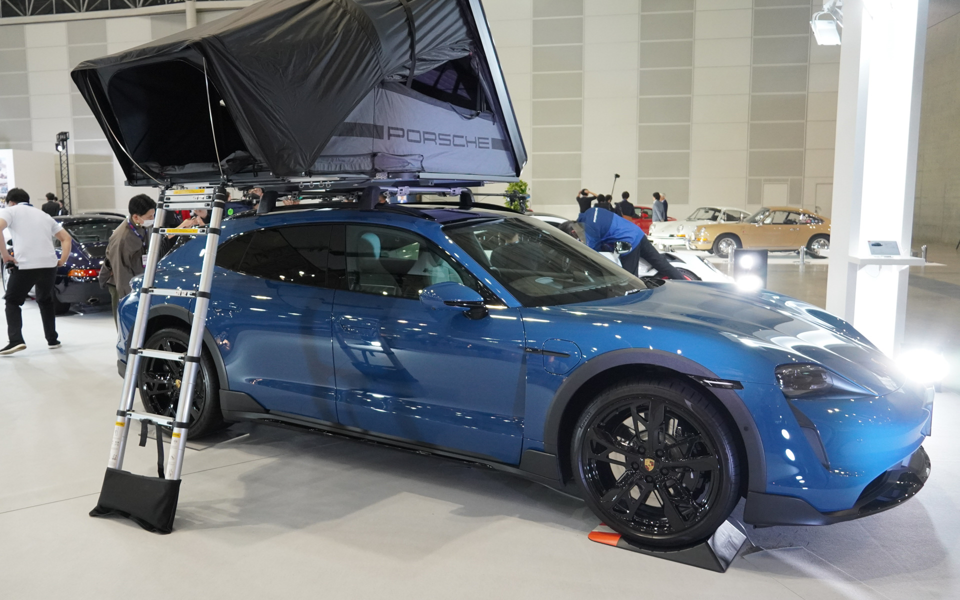 ルーフにテントを装着