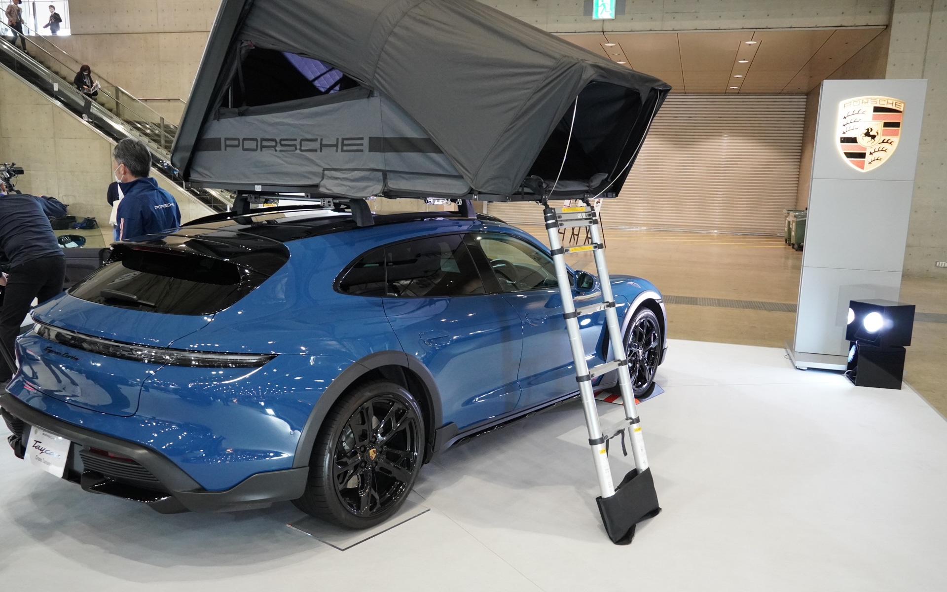 ルーフにテントを装着