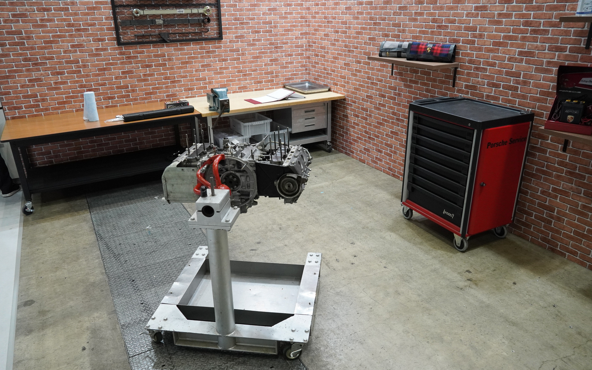 ブースにはメカニックの作業スペースを再現