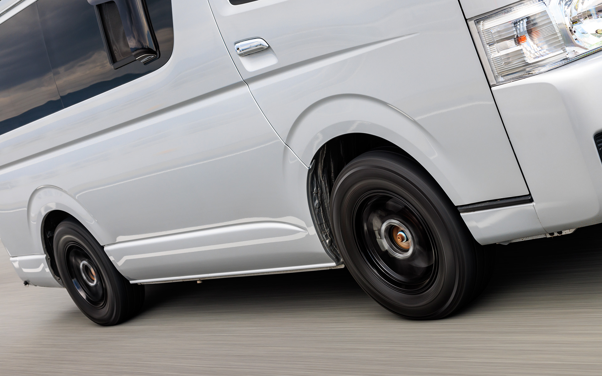 高荷重、高重心になりがちなキャンピングカーは走行時にふらつきなどが起こりやすい傾向にある。求められているのはキャンピングカーに適したタイヤだ