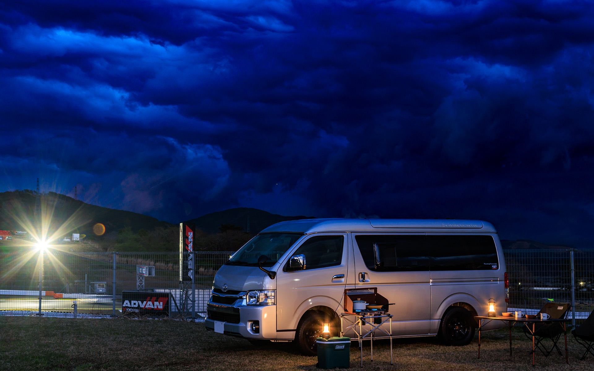 富士スピードウェイではレース開催期間中にサーキット内でのキャンプ可能エリアを用意していて、テントの設営やコンロを使った料理がOKな場所もある（詳細はイベントごとの富士スピードウェイの案内を確認のこと）