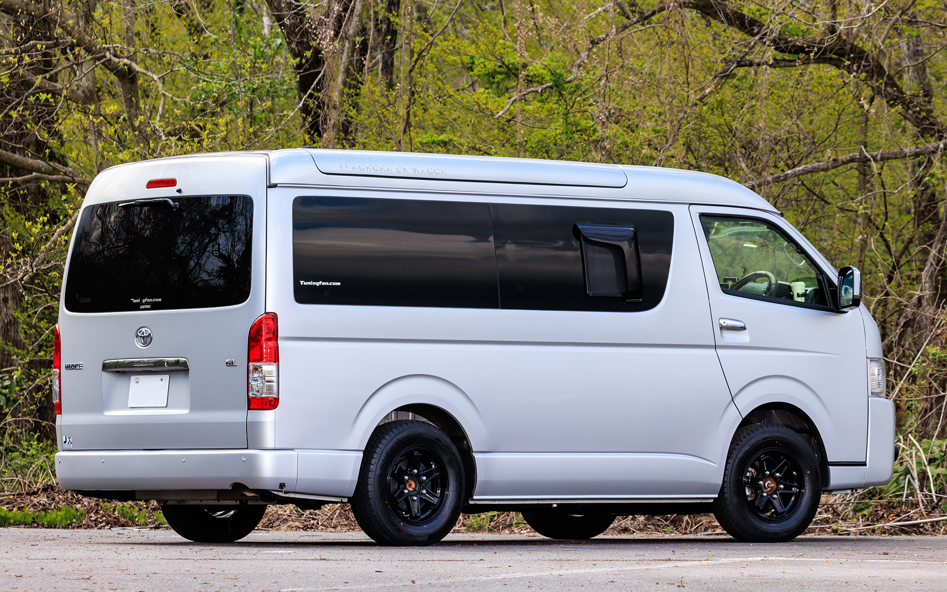 このハイエースは車内の装備が充実していて、さらにポップアップルーフも装備しているので車重はかなり増えている。写真をよく見ると装備品の重さでリアが下がっているのがわかる