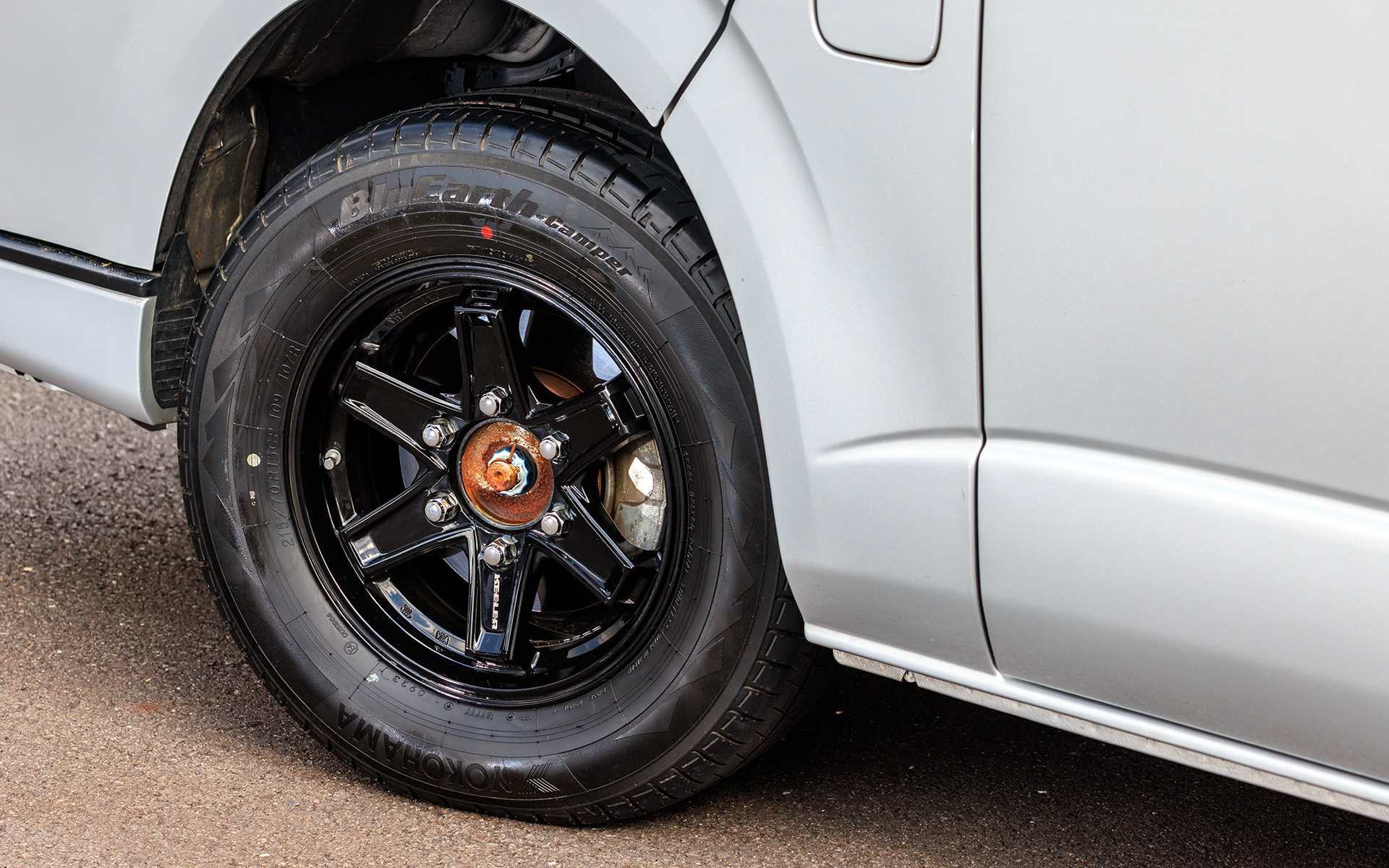 タイヤサイズの最後に「CP」の文字が付くCP規格適合製品。カムロードに乗る人はもちろん、バンコンタイプのキャンピングカーでもポップアップルーフや大型のベッド、家具を積んでいる場合でサイズが合うのならブルーアース・キャンパーのCP規格適合サイズを勧めたい