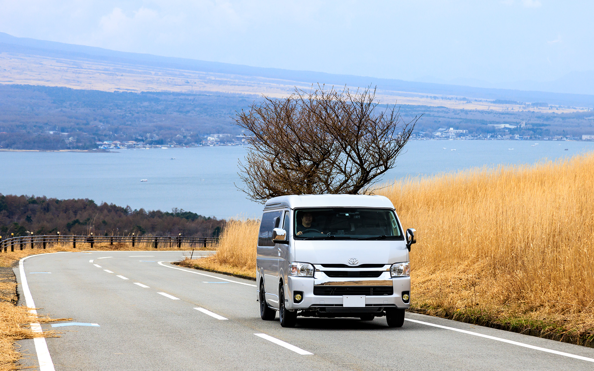 撮影車のハイエースは標準タイヤサイズの195/80 R15から215/70 R15に変更。サイズアップはステアリングフィールにしっかり感を出す効果もあるので、タイヤの剛性アップとあわせてカーブが続くルートでも安心感が増していた