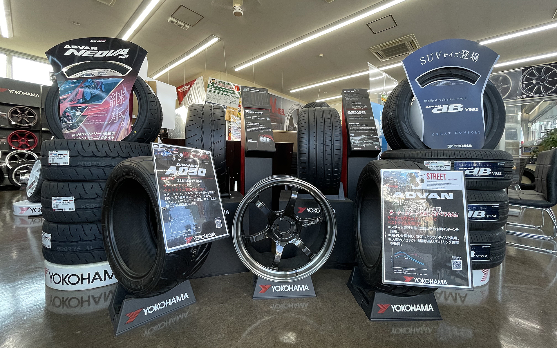 今回撮影で使用したハイエースにはキャンピングカー専用タイヤ「ブルーアース・キャンパー」を装着。タイヤ交換はタイヤガーデン駒岡(神奈川県横浜市鶴見区駒岡5-16-1)で行なった。同店はタイヤはもとよりサスペンションやホイールなどを含めた足まわり全般に精通するヨコハマタイヤの専門店。プレミアムコンフォートタイヤ「ADVAN dB V552」や乗用車用オールシーズンタイヤ「BluEarth-4S」が人気とのこと、サーキット走行などモータースポーツへの造詣も深いことからアドバンシリーズを求めるユーザーも多く来店するという