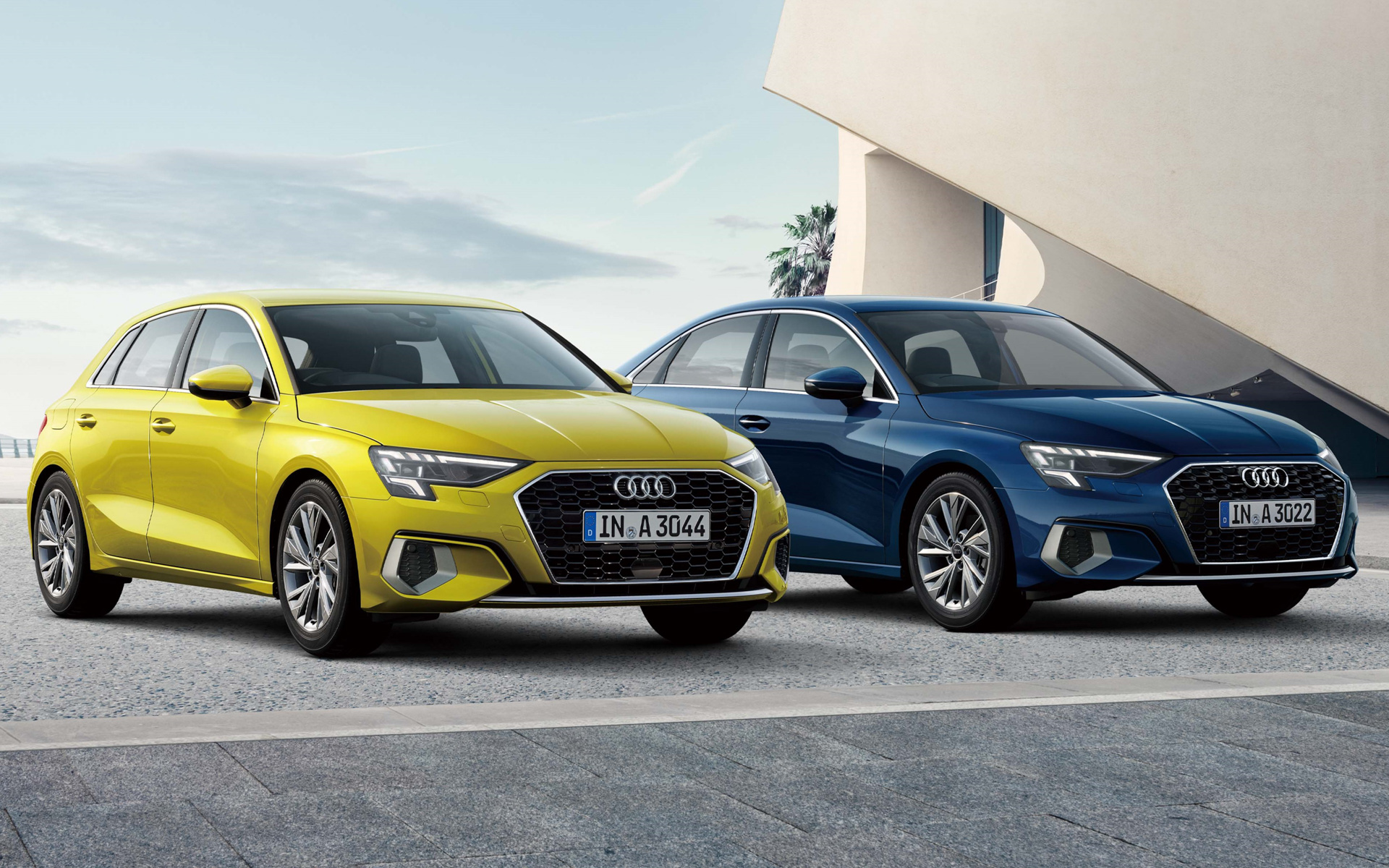 「A3 スポーツバック」（左）「A3 セダン」（右）の限定モデル「new urban style」